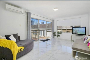 Stylish & Modern 2 bedroom Escape, Surfers Paradise